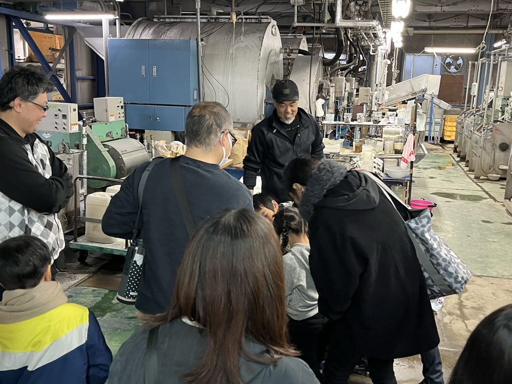 ジーンズの加工に使われる軽石を触ってみる